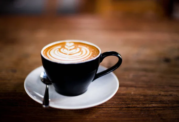 Una Taza Capuchino Caliente Está Sobre Mesa Madera Arte Café — Foto de Stock