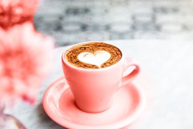 Sıcak latte sevgi sanat mermer masa zemin üzerine kahve fincan. Yıl 2019 Mercan rengi yaşayan.