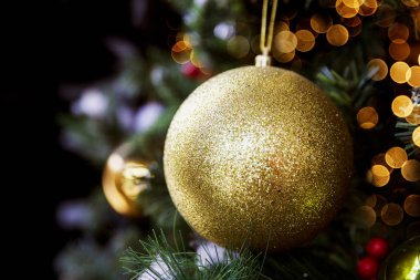Altın parlak ışıltılı top bulanık ışıkları ile Noel ağacı. Tatil kavramı. Yakın çekim.
