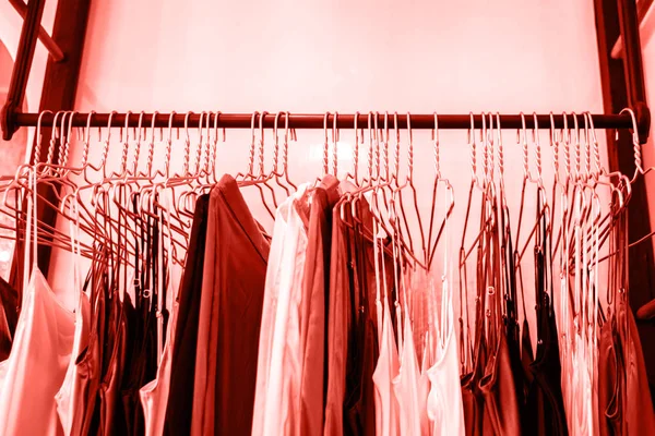 Vestiti Alla Moda Negozio Boutique Nel Colore Living Coral Dell — Foto Stock