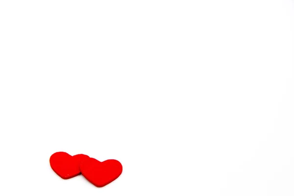 Zwei Kleine Herzen Kegel Auf Weißem Isolierten Hintergrund Liebeskonzept — Stockfoto