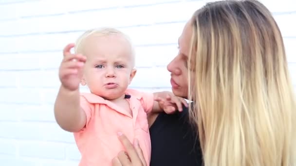 Młoda Matka Tysiąclecia Próbuje Pocieszyć Swojego Dziecka Cutre Ourdoor Granice — Wideo stockowe