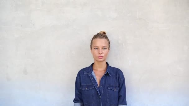 Nahaufnahme Porträt Einer Attraktiven Blonden Frau Die Lächelt Lässiger Stil — Stockvideo