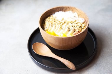 Mango smoothie kase çilek ve Hindistan cevizi ve yulaf ezmesi t ile