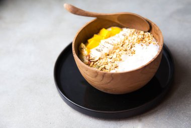 Mango smoothie kase çilek ve Hindistan cevizi ve masanın üzerine yulaf ezmesi ile.