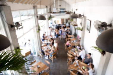 İnsanların loft tarzı kafede arka plan bulanık.