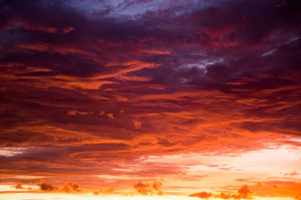 Hermosa puesta de sol con cielo amarillo y violeta en Bali, Indonesia . — Foto de Stock