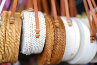 Yerel Pazar satırda bambu çanta. El yapımı ürünler üzerinde trendy moda.