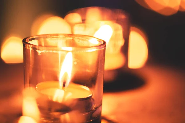 Algumas velas em uma fileira na igreja com chama borrada . — Fotografia de Stock