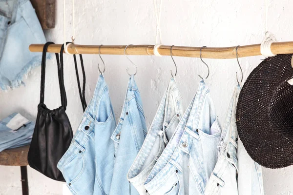 Moda giysiler mağazada asılı