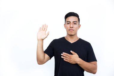 Ciddi Latin İspanyol adam bir şeyler yapmaya yemin ediyor.