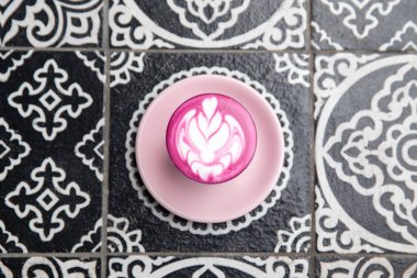 Süs arka plan üzerinde latte sanatı ile pembe pancar latte Cam.