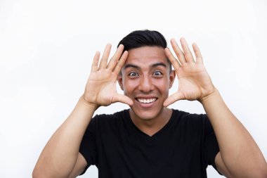 Latin İspanyol adam sürpriz yüzü ile şok ve elleri ile çerçeve yapma.