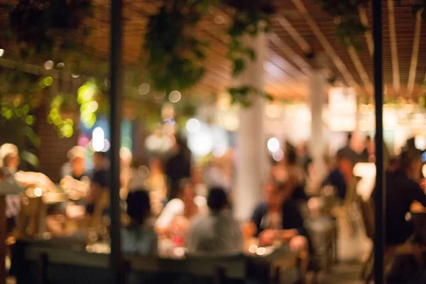 Fondo borroso de muchas personas se divirtieron en una fiesta en la playa . — Foto de Stock