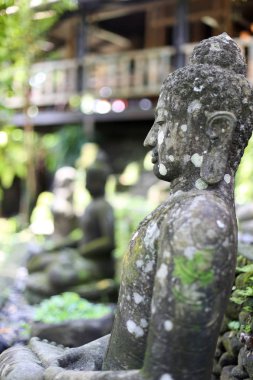 Bali tarzında ev bahçe el yapımı oyma Taş Buda heykelleri.