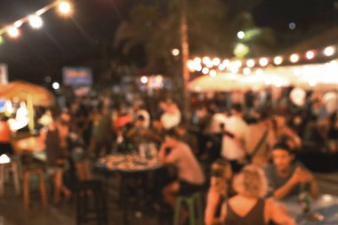 Birçok kişinin bulanık arka plan bir plaj partisinde eğlendim