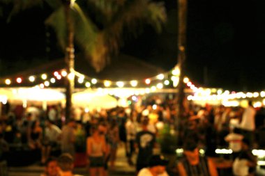 Birçok kişinin bulanık arka plan bir plaj partisinde eğlendim