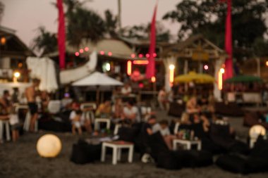 Birçok kişinin bulanık arka plan bir plaj partisinde eğlendim.