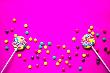 Renkli doğum günü partisi düz copyspace ile arka plan yatıyordu.