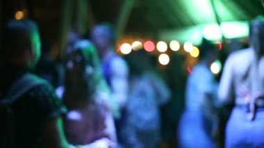 Disko kulübünde Plaj Partisi, büyük gece partisi, birçok kişi içme ve dans.