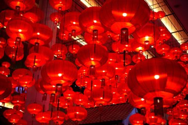 Yeni yıl sembolü olarak birçok Çin kırmızı feneri. Ay tatili konsepti. Kapat..