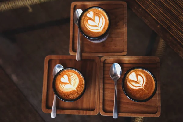 Dos Tazas Capuchino Caliente Plato Con Cucharas Sobre Fondo Mesa — Foto de Stock