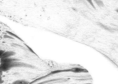 Soyut mürekkep arkaplanı. Mermer tarzı. Beyaz kağıda siyah boya dokusu. Ağ ve oyun tasarımı için duvar kağıdı. Grunge çamur sanatı. Kalem suyunun makro resmi. Koyu Smear