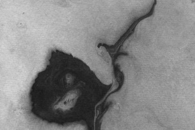 Soyut siyah mürekkep lekesi. Suluboya kağıdına Çin mürekkep arkaplanı. 