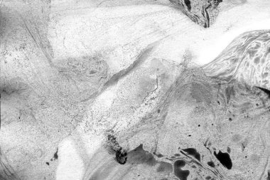 Soyut mürekkep arkaplanı. Mermer tarzı. Beyaz kağıda siyah boya dokusu. Ağ ve oyun tasarımı için duvar kağıdı. Grunge çamur sanatı. Kalem suyunun makro resmi. Koyu Smear