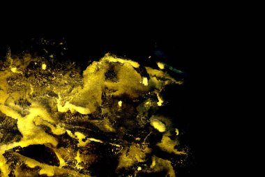 Siyah arka plan üzerinde sarı boya darbeleri doku lekeleri ile soyut suluboya deseni