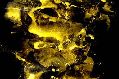 Siyah arka plan üzerinde sarı boya darbeleri doku lekeleri ile soyut suluboya deseni