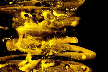 Siyah arka plan üzerinde sarı boya darbeleri doku lekeleri ile soyut suluboya deseni