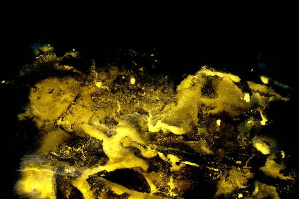 抽象水彩图案与黄色油漆描边纹理涂抹在黑色背景 — 图库照片