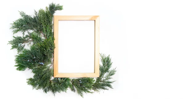 Composición navideña de un marco de madera enebro vista superior . —  Fotos de Stock