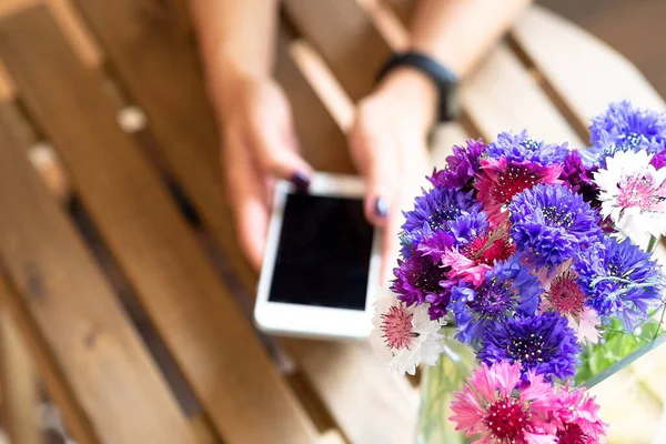 Order flowers in an online store via the app on your phone