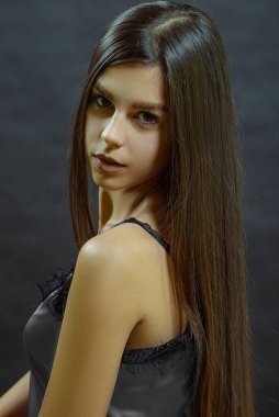 Uzun saçlı, gri ipekli siyah saçlı melez bir kadın portresi.