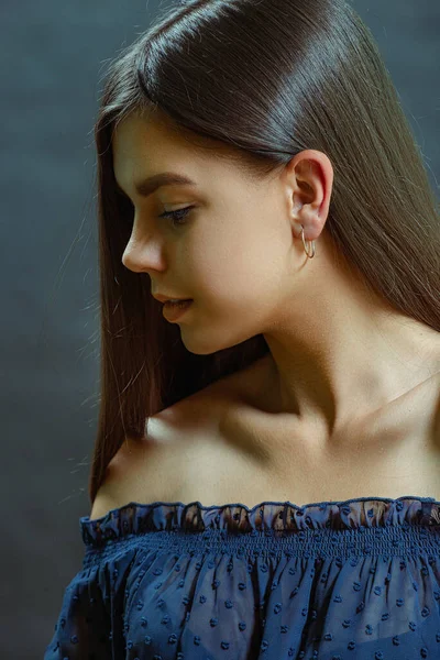 Portré profil mulatt fiatal nő hosszú sötét haj egy kék blúz — Stock Fotó