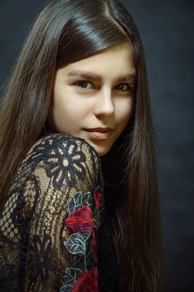 Porträt einer jungen Mulattin mit langen Haaren in einer schwarzen Spitzenbluse — Stockfoto