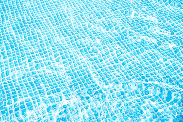 Turkoois water in het zwembad met golven bij zonnig weer — Stockfoto