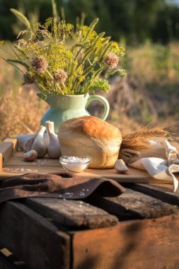 Doğal koşullarda bir somun ekmek ve buğday.
