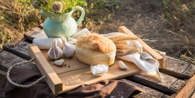Doğal koşullarda bir somun ekmek ve buğday.