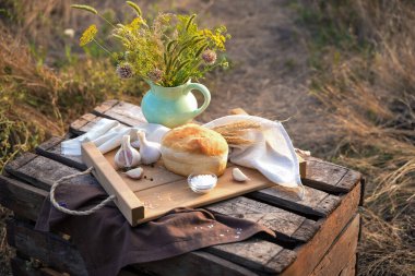 Doğal koşullarda bir somun ekmek ve buğday.