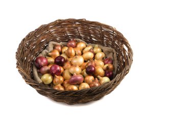 Farklı türde soğan topluyorum: sarı, kırmızı, pembe, büyük bir sepette, yan görünümde..