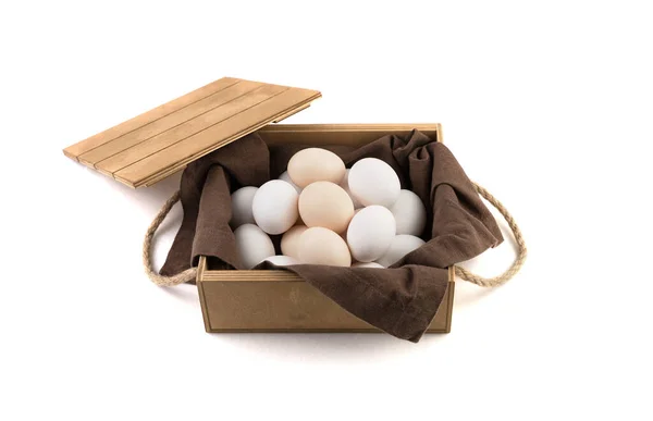 Huevos de pollo frescos blancos y marrones se colocan en un paquete de madera con tapa. —  Fotos de Stock