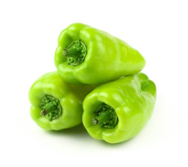Taze, olgun, yeşil dolmalık biberler beyaz arka planda.