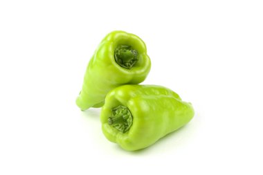 Beyaz arka planda iki taze, yeşil dolmalık biber..