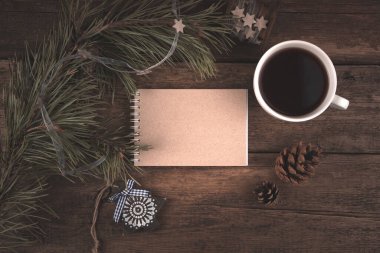 Yeni yıl 2021, Notepad, kahve fincanı, çam dalı ve koni ile düzenleme.