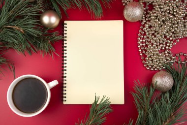 Kırmızı arkaplanda Noel düzeni, kopyalanacak boşluk ile üst görünüm.