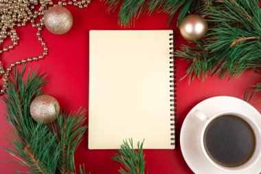 Yeni yıl 2021, Notepad, kahve fincanı, çam dalı ve koni ile düzenleme.