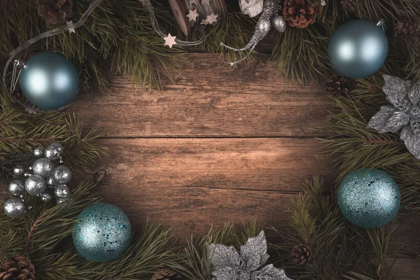 Творчий святковий різдвяний фон з синіми іграшками та гілками сосни на дерев'яному фоні . — стокове фото